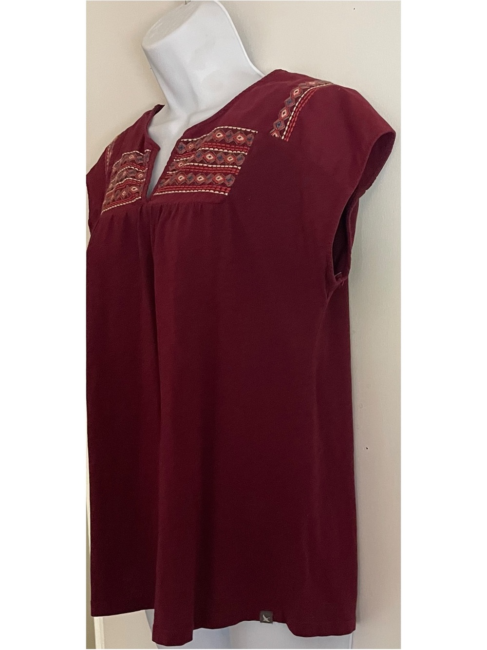 Eddie Bauer Tribal Embroidery Cotton T-shirt Cap Sleeve Boho Maroon Wine - Picture 2 of 8